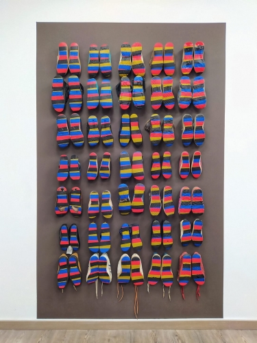 arte con zapatos de migrantes